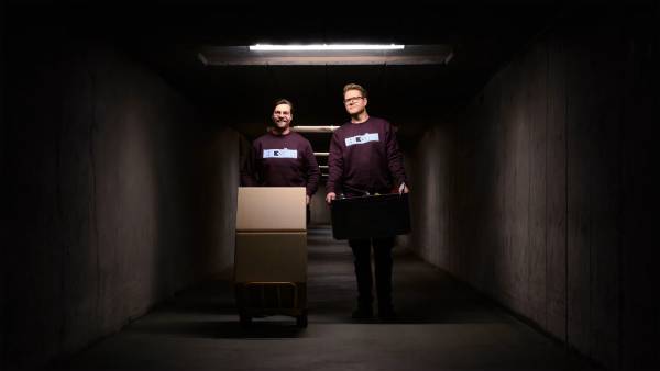 Två skyddsrumstekniker från Bergäskra AB som är på väg in och ska inspektera ett skyddsrum.